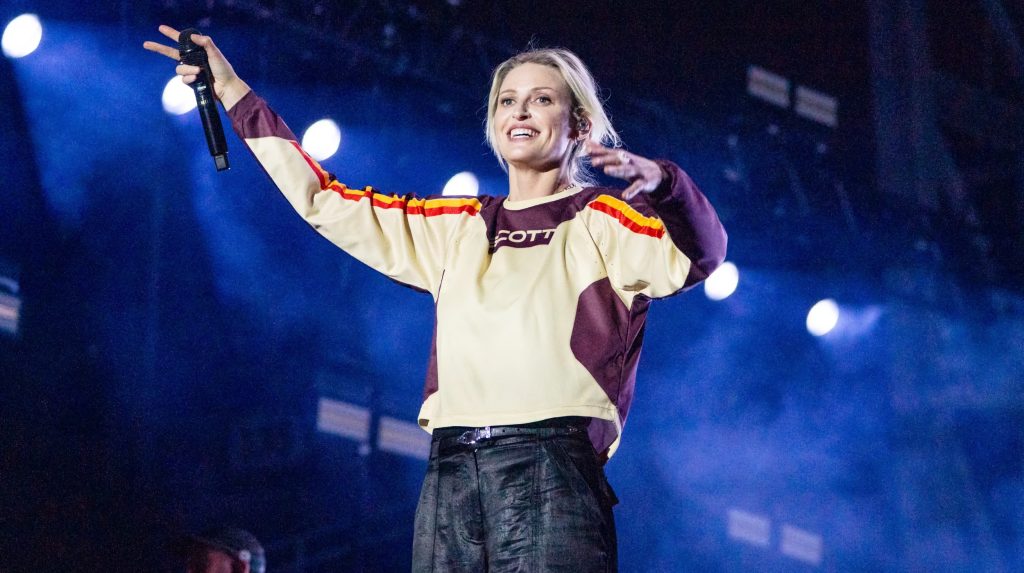 Эмили Армстронг